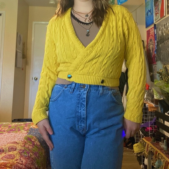 vintage cropped yellow cardigan with button details! 💟🪩 - Picture 3 of 4
